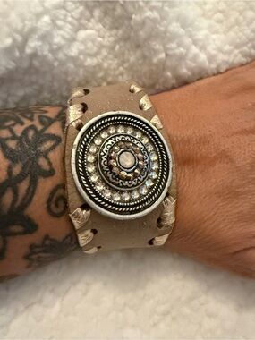 Leatherock beige  Leather Cuff Bracelet with Decorative Rhinestone Medallion